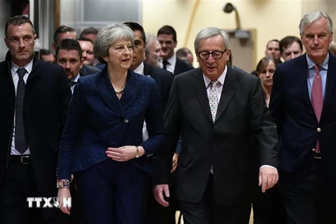 Chủ tịch Ủy ban châu Âu Jean-Claude Juncker (giữa) và Thủ tướng Anh Theresa May (trái) tại Brussels, Bỉ. (Ảnh: AFP/TTXVN)