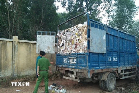 Một xe tải chở chất thải là bao nilon, giấy chà nhám bị bắt giữ. (Ảnh: Công Phong/TTXVN)