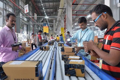Nhân viên của Amazon tại Ấn Độ quét mã hàng hóa tại Bangalore. (Nguồn: AFP)