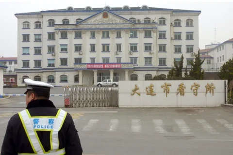 Một sỹ quan cảnh sát đứng bên ngoài một nhà tù ở Đại Liên, tỉnh Liêu Ninh (Trung Quốc). (Nguồn: AP)