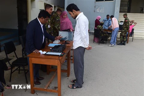 Nhân viên bầu cử và binh sỹ quân đội Bangladesh tại các địa điểm bỏ phiếu ở Dhaka. (Ảnh: AFP/TTXVN)
