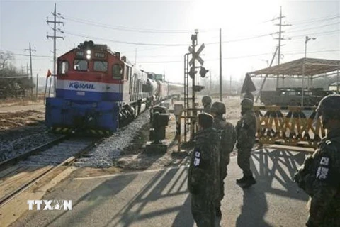 Đoàn tàu chở đoàn đại biểu người Hàn Quốc tới Triều Tiên ngày 30/11/2018. (Ảnh: Kyodo/TTXVN)