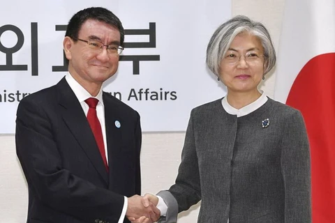Ngoại trưởng Hàn Quốc Kang Kyung-wha và người đồng cấp Nhật Bản Taro Kono. (Nguồn: Kyodo)
