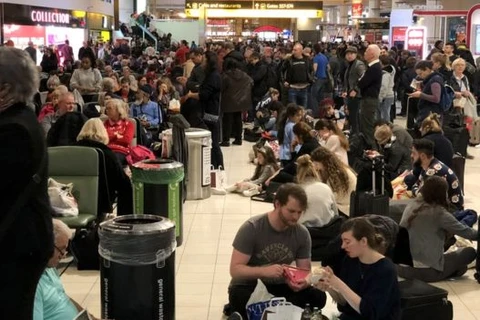Quang cảnh hành khách phải chờ đợi tại sân bay Gatwick trước Giáng sinh. (Nguồn: Getty images)