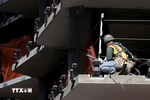 Công nhân làm việc tại một công trường xây dựng ở San Francisco, California, Mỹ. (Ảnh: AFP/TTXVN)