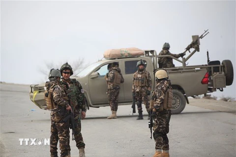Lực lượng an ninh Afghanistan điều tra tại hiện trường một vụ tấn công ở Kabul ngày 11/12/2018. (Ảnh: THX/TTXVN)