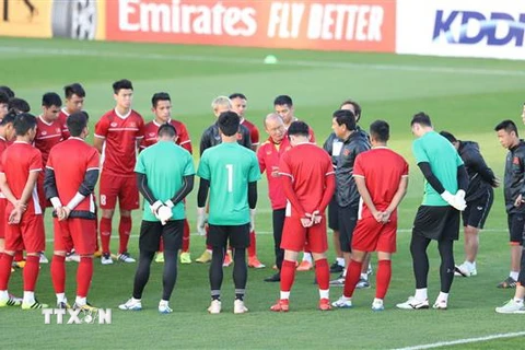 HLV Park Hang Seo dặn dò các cầu thủ. (Ảnh: Hoàng Linh/TTXVN)