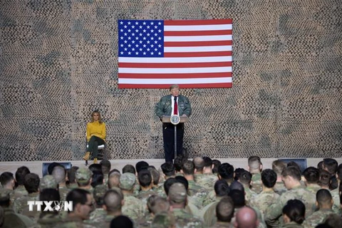 Tổng thống Mỹ Donald Trump (giữa, phía xa) tại căn cứ không quân Al Asad trong chuyến thăm bất ngời tới Iraq, ngày 26/12/2018. (Ảnh: AFP/TTXVN)