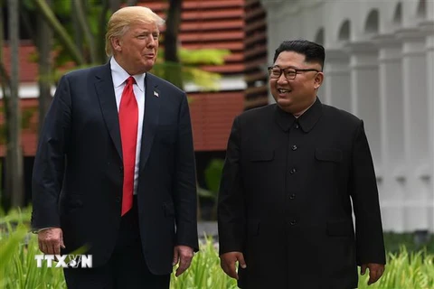 Tổng thống Mỹ Donald Trump (trái) và nhà lãnh đạo Triều Tiên Kim Jong-un tại hội nghị thượng đỉnh lần đầu tiên ở Singapore ngày 11/6/2018. (Ảnh: AFP/TTXVN)