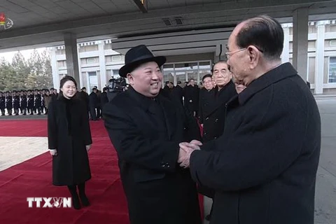 Nhà lãnh đạo Triều Tiên Kim Jong-un (trái, phía trước) và Chủ tịch Đoàn chủ tịch Hội nghị Nhân dân Tối cao (phải, phía trước) trước khi rời Bình Nhưỡng tới thăm Trung Quốc, ngày 8/1/2019. (Ảnh: Yonhap/TTXVN)
