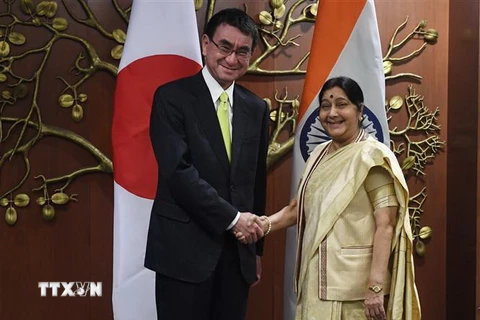 Ngoại trưởng Ấn Độ Sushma Swaraj (phải) và Ngoại trưởng Nhật Bản Taro Kono trong cuộc gặp tại New Delhi ngày 7/1/2019. (Ảnh: AFP/TTXVN)