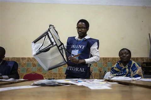 Nhân viên bầu cử kiểm phiếu tại một địa điểm bầu cử ở Bukavu, Cộng hòa Dân chủ Congo. (Ảnh: AFP/TTXVN)