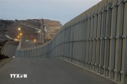 Hàng rào biên giới giữa Mỹ và Mexico tại San Diego, bang California (Mỹ). (Ảnh: THX/TTXVN)