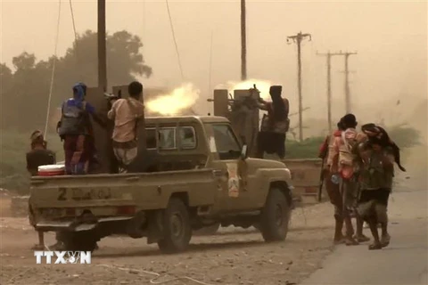 Lực lượng ủng hộ chính phủ Yemen giao tranh với phiến quân Houthi tại tỉnh Hodeida, Yemen. (Ảnh: AFP/TTXVN)