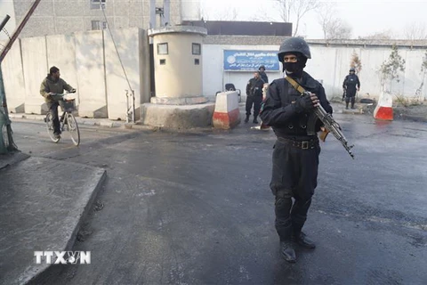 Lực lượng an ninh Afghanistan gác tại hiện trường một vụ tấn công ở Kabul. (Ảnh: THX/TTXVN)