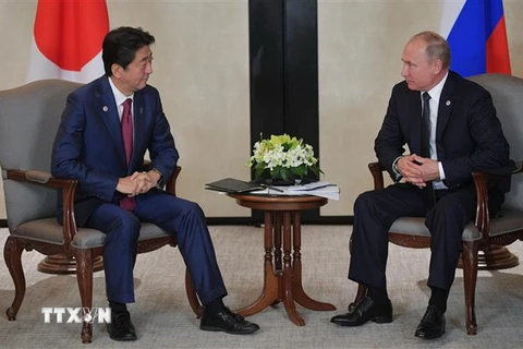 Thủ tướng Nhật Bản Shinzo Abe (trái) trong cuộc gặp Tổng thống Nga Vladimir Putin (phải) tại Singapore ngày 14/11/2018. (Ảnh: AFP/TTXVN)