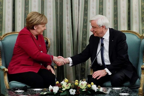 Thủ tướng Đức Angela Merkel và Tổng thống Hy Lạp Prokopis Pavlopoulos. (Nguồn: ekathimerini.com)
