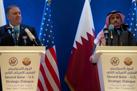 Ngoại trưởng Mỹ Mike Pompeo và người đồng cấp Qatar Sheikh Mohammed bin Abdulrahman Al Thani tại buổi họp báo. (Nguồn: Reuters)