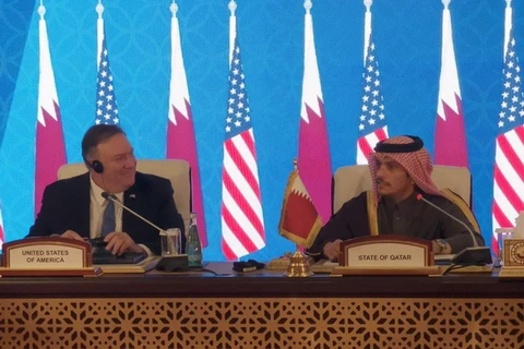 Ngoại trưởng Mỹ Mike Pompeo và người đồng cấp Qatar Sheikh Mohammed bin Abdulrahman Al Thani. (Nguồn: middleeastmonitor.com)