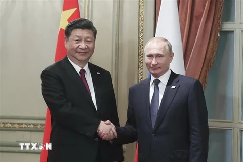 Chủ tịch Trung Quốc Tập Cận Bình (trái) và Tổng thống Nga Vladimir Putin (phải) tại cuộc gặp ở Buenos Aires, Argentina. (Ảnh: THX/TTXVN)