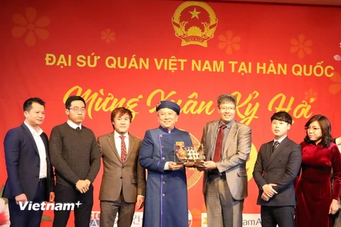 Đại diện Hiệp hội Doanh nghiệp Việt Nam tại Hàn Quốc trao quà tặng cho Đại sứ quán Việt Nam tại Hàn Quốc . (Ảnh: Hữu Tuyên/Vietnam+)