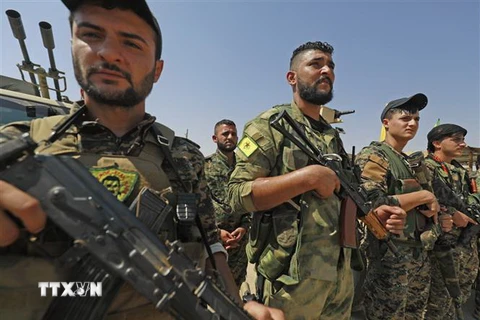 Các tay súng YPG tại thị trấn Shadadi, cách thành phố Hassakeh ở Đông Bắc Syria 60km về phía nam, ngày 11/9/2018. (Ảnh: AFP/TTXVN)
