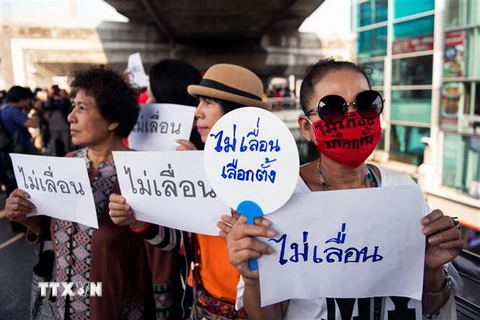 Tuần hành ở thủ đô Bangkok phản đối hoãn tổng tuyển cử hôm 6/1. (Ảnh: AFP/TTXVN)