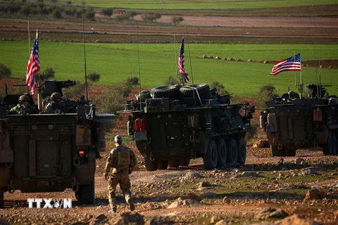Đoàn xe của các lực lượng Mỹ được triển khai tại làng Yalanli, ngoại ô phía tây thành phố Manbij, Syria. (Ảnh: AFP/TTXVN)