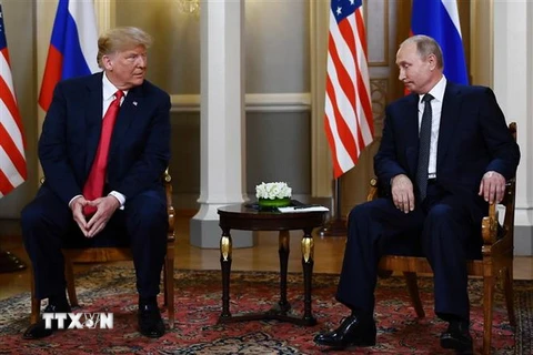 Tổng thống Mỹ Donald Trump (trái) và Tổng thống Nga Vladimir Putin (phải) tại cuộc gặp ở Helsinki, Phần Lan ngày 16/7/2018. (Ảnh: AFP/TTXVN)