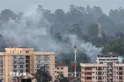 Khói bốc lên từ hiện trường vụ tấn công tại khu tổ hợp văn phòng-khách sạn ở Nairobi, Kenya ngày 15/1/2019. (Ảnh: THX/TTXVN)