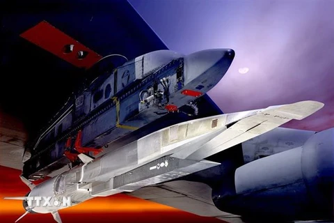 Tên lửa siêu thanh X-51A Waverider gắn trên máy bay ném bom B-52. (Nguồn: Defense News/ TTXVN)