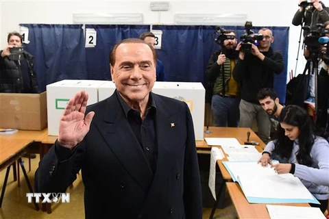 Cựu Thủ tướng Italy Silvio Berlusconi bỏ phiếu tại điểm bầu cử ở Milan hồi tháng 3/2018. (Nguồn: AFP/TTXVN)