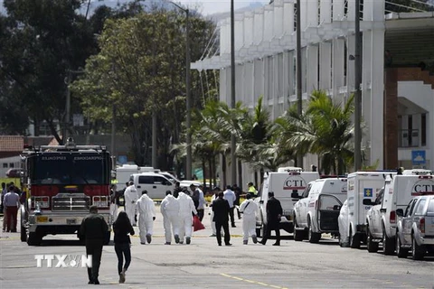 Lực lượng an ninh và cứu hộ được triển khai tại hiện trường vụ tấn công Học viện Cảnh sát ở Bogota, Colombia ngày 17/1/2019. (Ảnh: AFP/TTXVN)