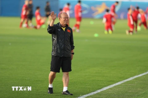 Huấn luyện viên Park Hang-seo vẫy tay chào phóng viên Hàn Quốc tới dự khán buổi tập. (Ảnh: Hoàng Linh/TTXVN)