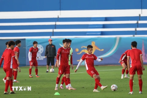 Đội tuyển Việt Nam đã có buổi tập làm quen đầu tiên tại sân Humaid Al Tayer (Dubai, UAE). (Ảnh: Hoàng Linh/TTXVN)