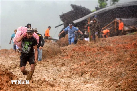 Người dân tìm kiếm đồ đạc còn sót lại sau một vụ lở đất ở Sukabumi, Tây Java ngày 1/1/2019. (Ảnh: AFP/TTXVN)