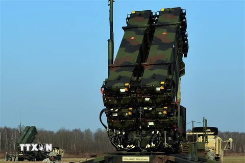 Binh sỹ Mỹ khởi động hệ thống tên lửa phòng không Patriot trong cuộc thử nghiệm tại Sochaczew, Ba Lan năm 2015. (Ảnh: AFP/TTXVN)