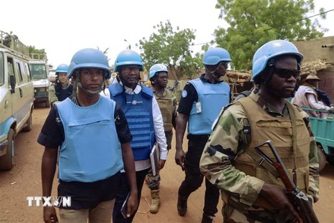 Các binh sỹ thuộc lực lượng gìn giữ hòa bình Liên hợp quốc ở Mali tuần tra tại thị trấn Konna, Mali. (Ảnh: AFP/TTXVN)