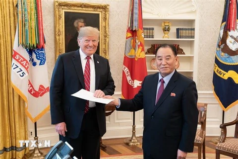 Tổng thống Mỹ Donald Trump (trái) nhận lá thư của nhà lãnh đạo Triều Tiên Kim Jong-un từ ông Kim Yong-chol, Phó Chủ tịch Ban chấp hành Trung ương đảng Lao động Triều Tiên đang ở thăm Washington DC., ngày 19/1/2019. (Ảnh: Yonhap/TTXVN)