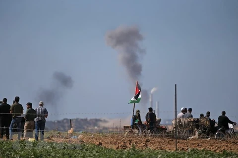 Khói bốc lên sau các cuộc không kích Israel vào các mục tiêu của Hamas ở Beit Lahia gần khu vực biên giới giữa Israel và Dải Gaza năm 2018. (Ảnh minh họa. Nguồn: AFP/TTXVN)