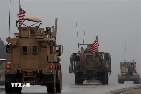Đoàn xe quân sự Mỹ được triển khai tại thành phố Manbij, Syria, ngày 30/12/2018. (Ảnh: AFP/TTXVN)