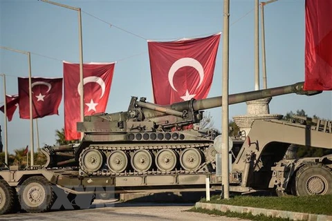 Các xe quân sự Thổ Nhĩ Kỳ được triển khai tại khu vực biên giới Hassa, gần Hatay miền Nam Thổ Nhĩ Kỳ, giáp giới Syria ngày 28/1/2018. (Nguồn: AFP/TTXVN)