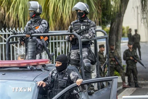 Lực lượng an ninh Brazil gác tại Rio de Janeiro. (Ảnh: AFP/TTXVN)