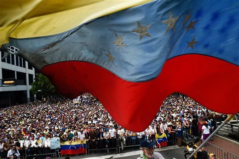 Những người ủng hộ lực lượng đối lập Venezuela tuần hành phản đối Chính phủ tại thủ đô Caracas ngày 23/1/2019. (Ảnh: AFP/TTXVN)