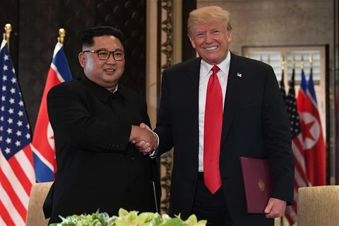 Tổng thống Mỹ Donald Trump (phải) và nhà lãnh đạo Triều Tiên Kim Jong Un tại hội nghị thượng đỉnh ở Singapore ngày 12/6/2018. (Ảnh: AFP/TTXVN)