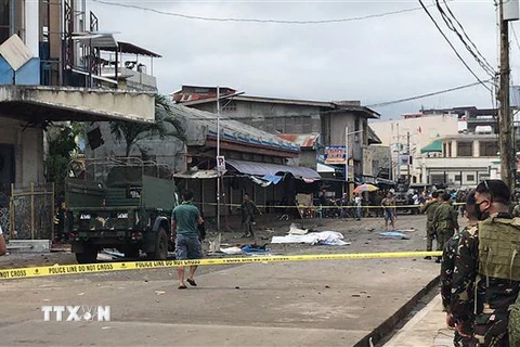 Binh sỹ điều tra tại hiện trường vụ đánh bom kép tại nhà thờ ở Jolo, tỉnh Sulu, Philippines, ngày 27/1/2019. (Ảnh: THX/TTXVN)