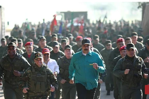 Tổng thống Maduro tham gia chạy bộ cùng binh sỹ ở căn cứ Valencia ngày 27/1. (Nguồn: Reuters)