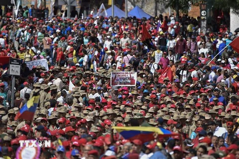 Người dân Venezuela tham gia tuần hành ủng hộ Chính phủ của Tổng thống Nicolas Maduro tại Caracas ngày 23/1/2019. (Ảnh: AFP/TTXVN)