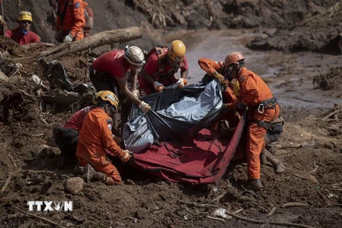 Lực lượng cứu hộ chuyển thi thể nạn nhân trong vụ vỡ đập hồ chứa chất thải tại thị trấn Brumadinho, bang Minas Gerais, Brazil, ngày 28/1/2019. (Ảnh: AFP/TTXVN)