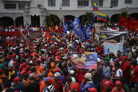 Người dân Venezuela tham gia tuần hành ủng hộ Chính phủ của Tổng thống Nicolas Maduro tại Caracas ngày 23/1/2019. (Ảnh: AFP/TTXVN)
